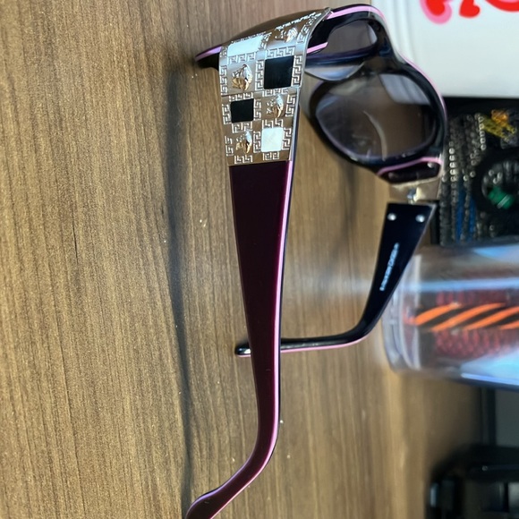 Versace sunglasses barely worn. Very good condition. Left eye a small scrach. - Picture 3 of 3